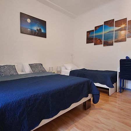 Red Blue With Private Parking And Gray Blue Apartment Pula Exterior foto