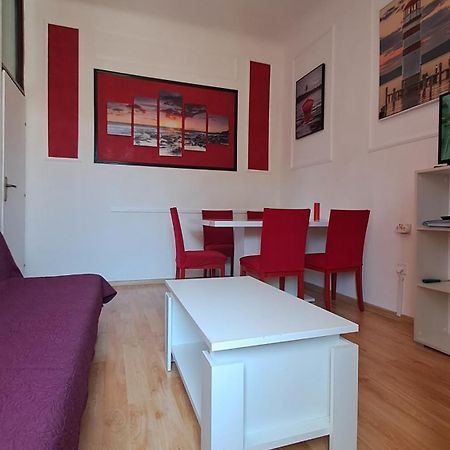 Red Blue With Private Parking And Gray Blue Apartment Pula Exterior foto