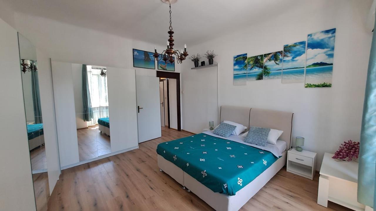 Red Blue With Private Parking And Gray Blue Apartment Pula Exterior foto